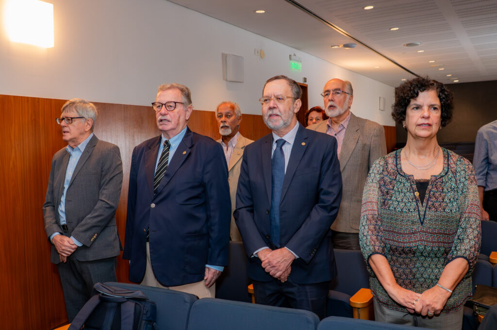 Autoridades, acadêmicos e convidados durante a cerimônia de posse da Presidência Nacional da Academia Nacional de Economia realizada na Associação Comercial do Rio de Janeiro (ACRJ), em 2026.