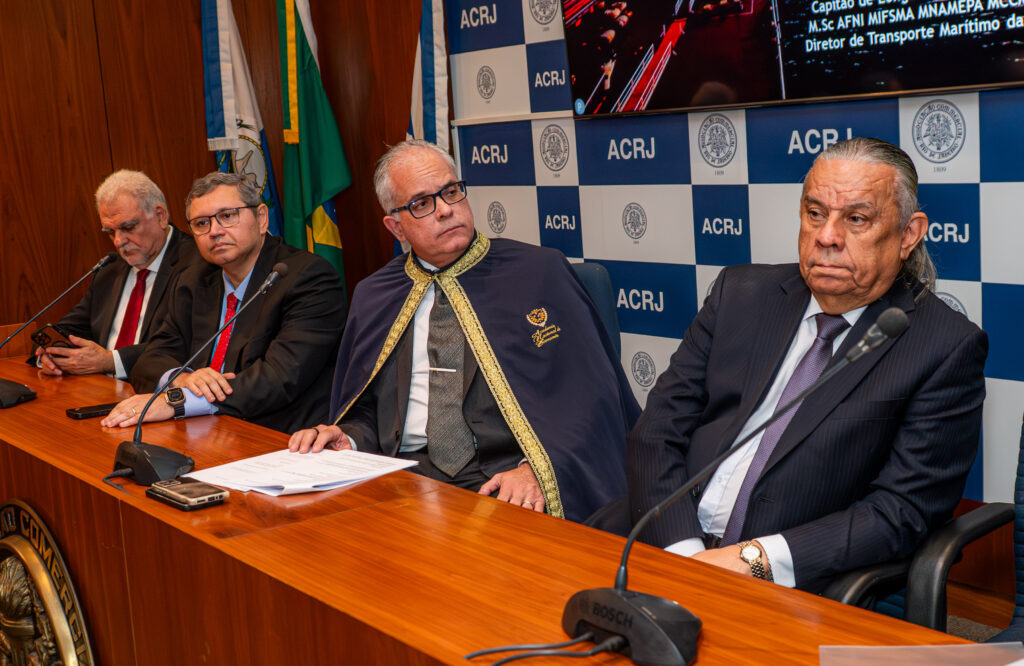 Integrantes da Mesa Diretora durante a cerimônia de posse da Presidência Nacional da Academia Nacional de Economia realizada na Associação Comercial do Rio de Janeiro (ACRJ), em 26 de maio de 2026.