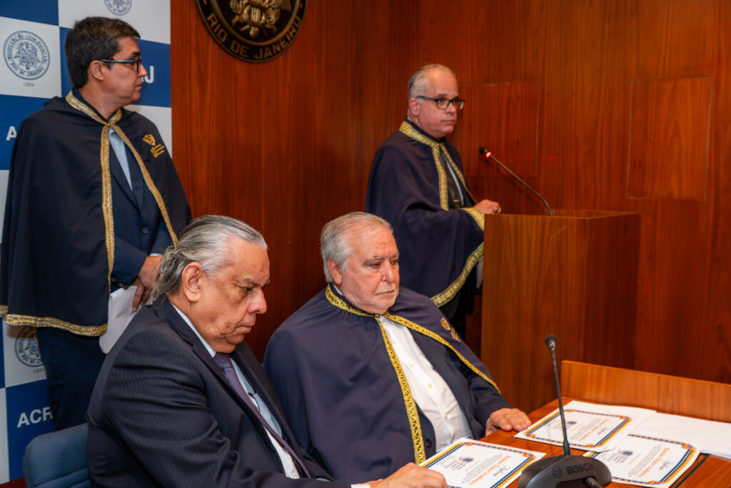 Autoridades e acadêmicos durante a cerimônia de posse da Presidência Nacional da Academia Nacional de Economia realizada na Associação Comercial do Rio de Janeiro (ACRJ), em 26 de maio de 2026.