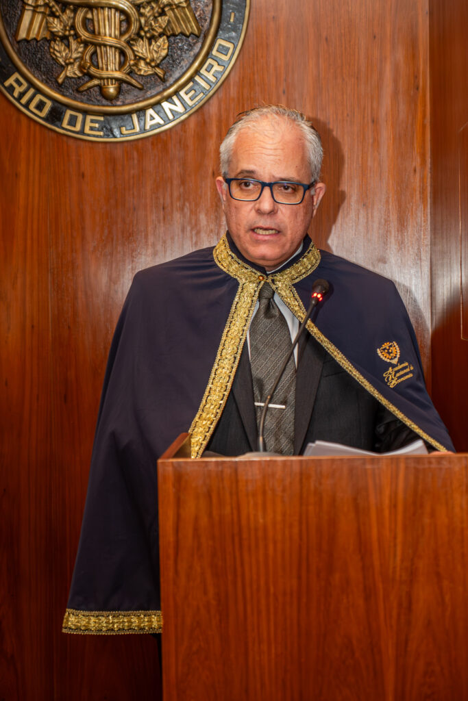 Fernando de Castro Martins durante o discurso de posse da Presidência Nacional da Academia Nacional de Economia para o mandato 2026–2030, realizado na Associação Comercial do Rio de Janeiro (ACRJ).