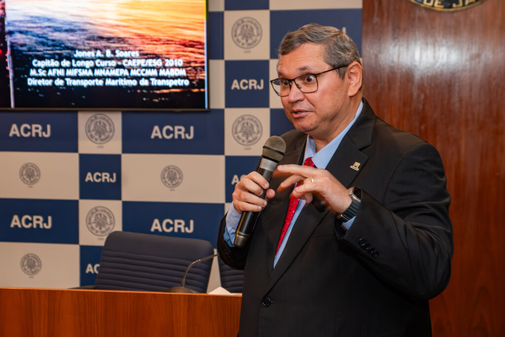 Capitão de Longo Curso Jones A. B. Soares durante a apresentação da Palestra Magna na cerimônia de posse da Presidência Nacional da Academia Nacional de Economia, realizada na Associação Comercial do Rio de Janeiro (ACRJ), em 2026.