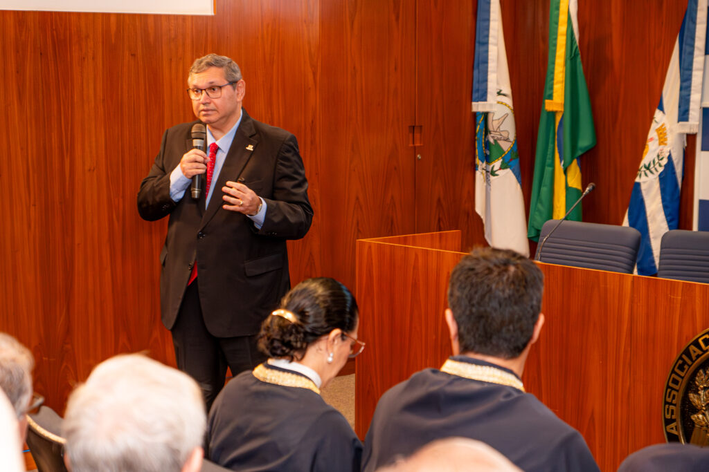 Capitão de Longo Curso Jones A. B. Soares durante a Palestra Magna da cerimônia de posse da Presidência Nacional da Academia Nacional de Economia, realizada na Associação Comercial do Rio de Janeiro (ACRJ), em 2026.