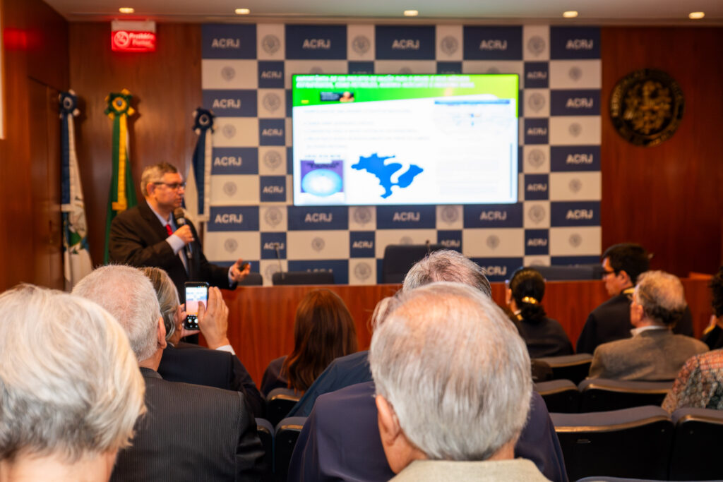 Público acompanha a Palestra Magna ministrada por Jones A. B. Soares durante a cerimônia de posse da Presidência Nacional da Academia Nacional de Economia, realizada na Associação Comercial do Rio de Janeiro (ACRJ), em 2026.