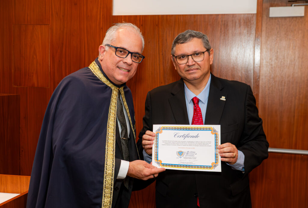Fernando de Castro Martins entrega certificado institucional ao Capitão de Longo Curso Jones A. B. Soares após a realização da Palestra Magna da Academia Nacional de Economia, em 2026.