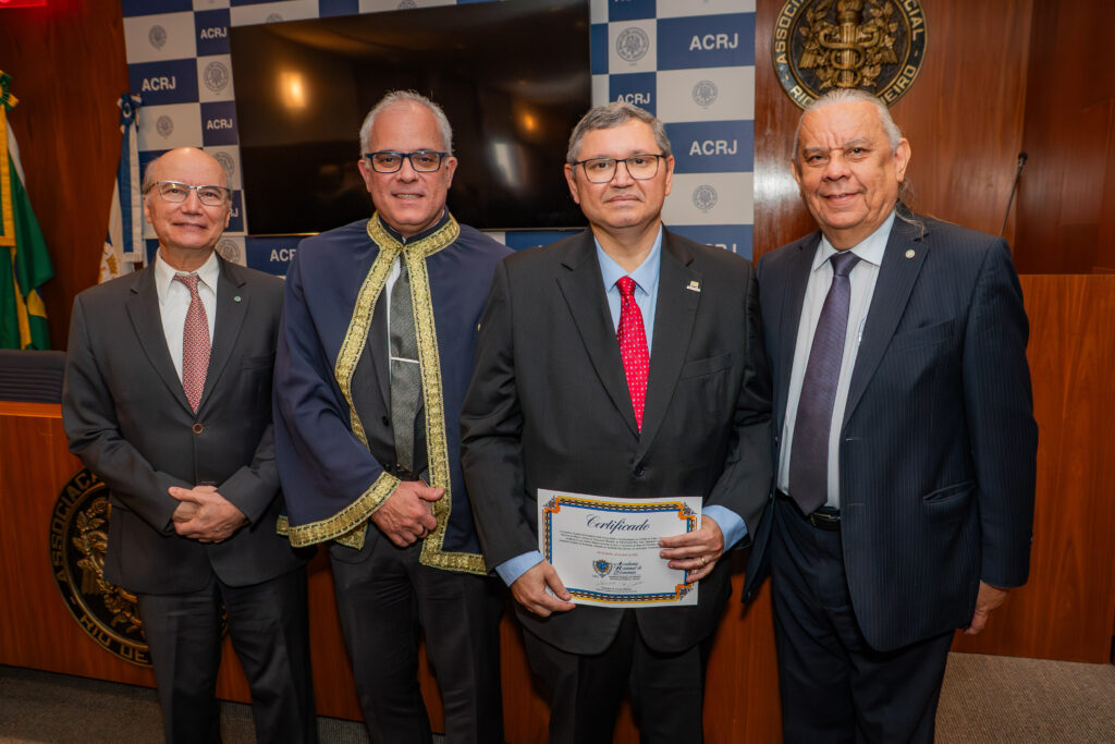 Autoridades, acadêmicos e convidados durante encontro institucional realizado na cerimônia de posse da Presidência Nacional da Academia Nacional de Economia, em 2026.