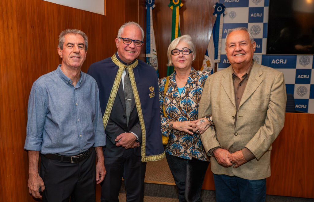 Autoridades, acadêmicos e convidados reunidos durante a cerimônia de posse da Presidência Nacional da Academia Nacional de Economia realizada na Associação Comercial do Rio de Janeiro (ACRJ), em 2026.