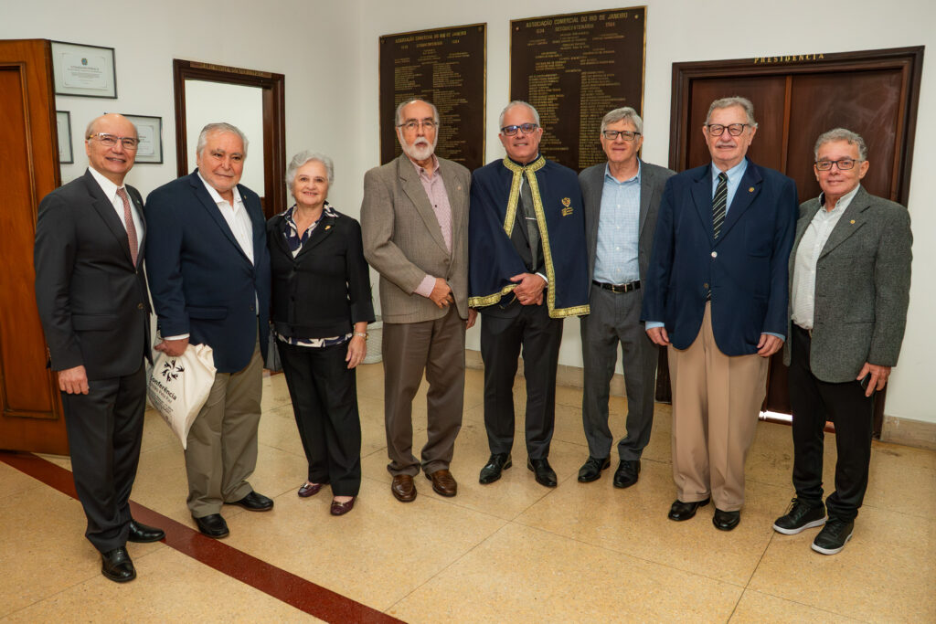 Autoridades, dirigentes institucionais e convidados reunidos durante a cerimônia de posse da Presidência Nacional da Academia Nacional de Economia, realizada na Associação Comercial do Rio de Janeiro (ACRJ), em 2026.