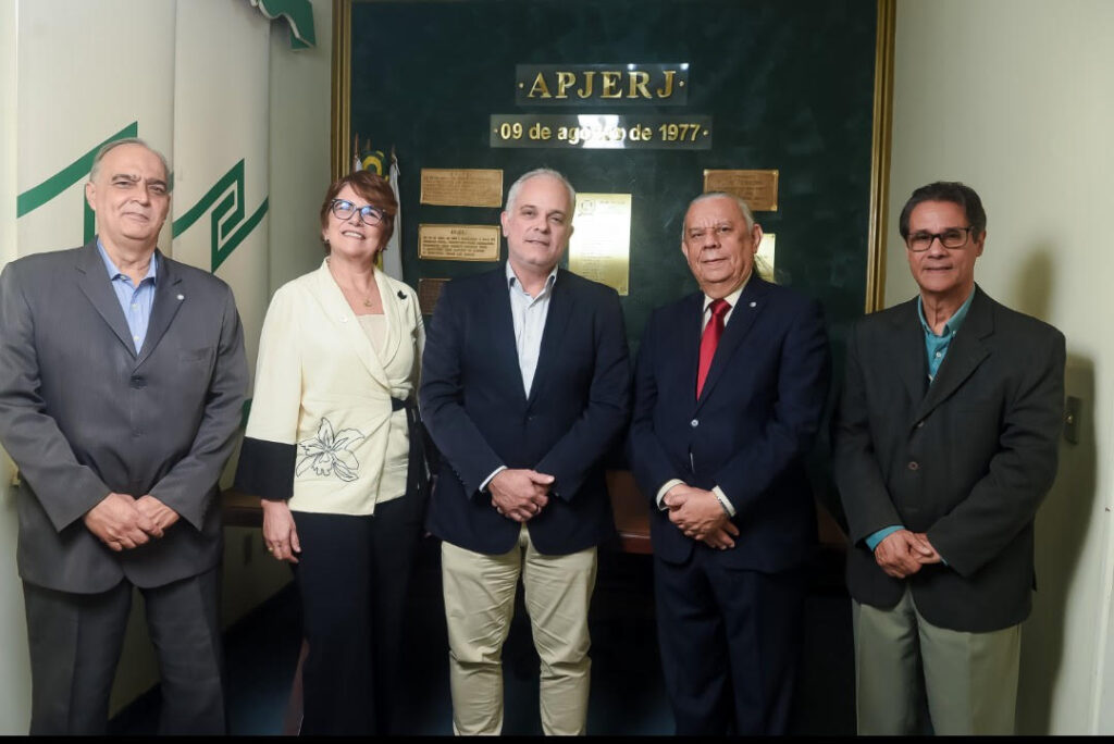 Autoridades da APJERJ e da Academia Nacional de Economia reunidas durante visita institucional realizada na sede da APJERJ, no Rio de Janeiro